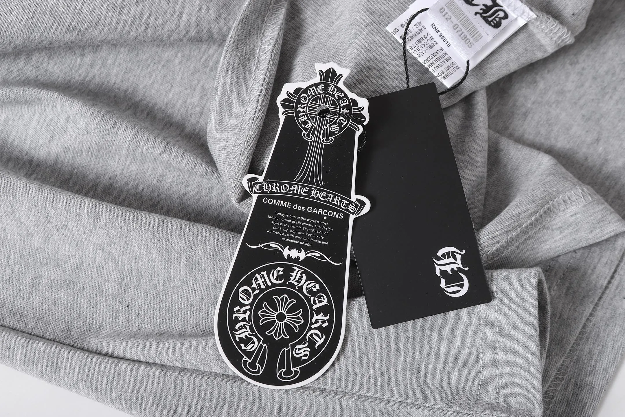P160 Chrome Hearts CH Chrome Hearts Heavy Industry lip graffiti leather cross ✝️Short-sleeved T-shirt Use imported Tajima machine embroidery Correctly configured Black 2025 Chrome Hearts nylon bag authentic packaging 260 grams of custom-dyed double yarn cotton Large version Loose and stylish Differentiation from low version slim and long version The upper body pulls the hips 100% commitment: top quality Do not make fast food The highest version on the market Top quality - different from the ordinary versions on the market If you care about quality, you should also respect the price. Absolutely 0 after-sales service and 0 return rate so far. It’s hard not to love the style - 260g custom-dyed double yarn fabric - Correct high-density main mark, washed tag, hand-sewn